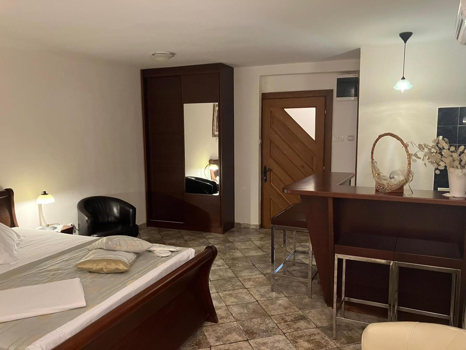 Old Town Apartment *