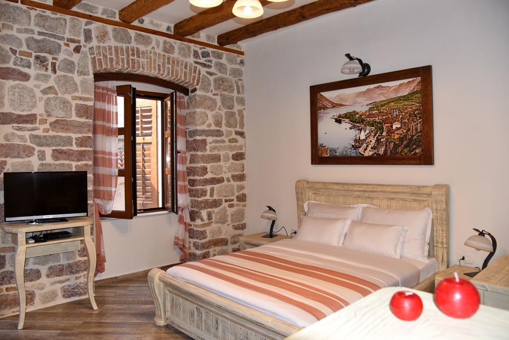 Old Town Apartment *