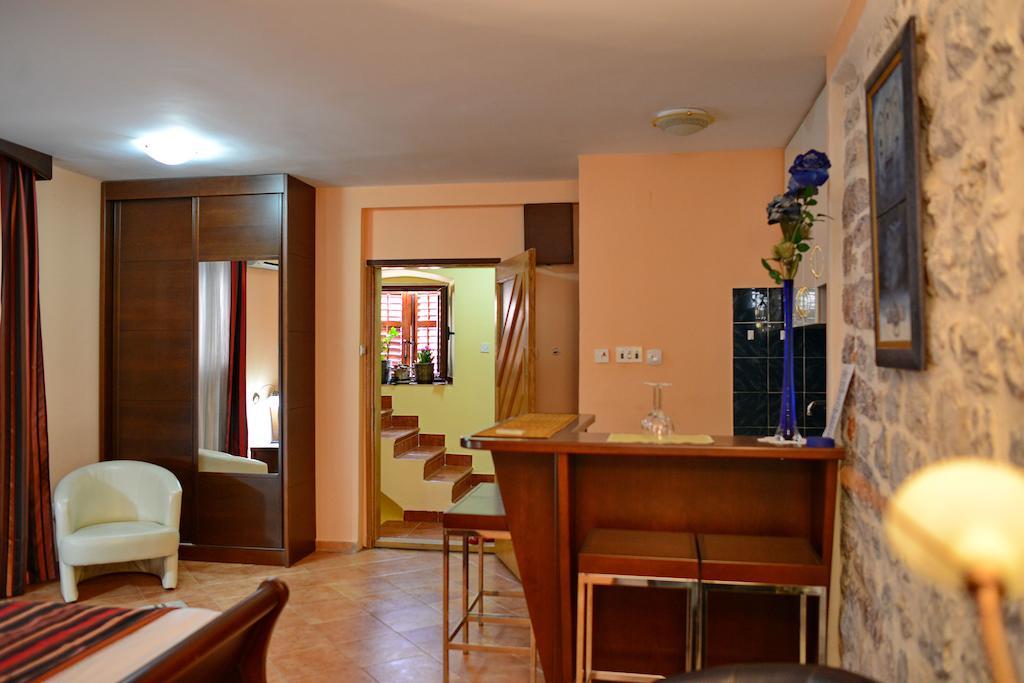 Old Town Apartment *